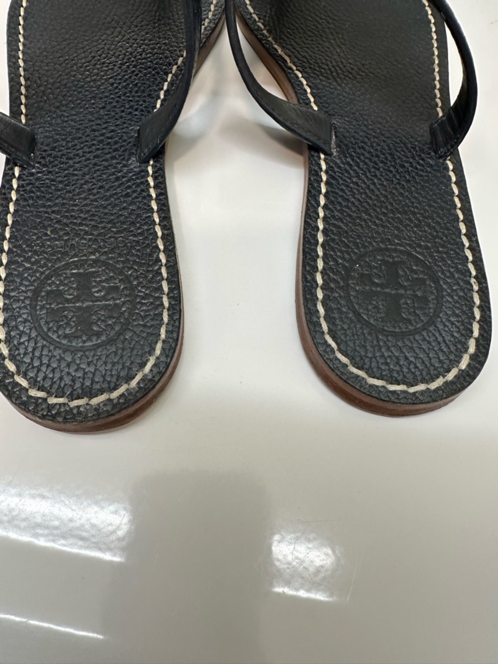 Tory Burch Navy Leather Logo Thong Sandals with Gold Medallions - Picture 4 of 6